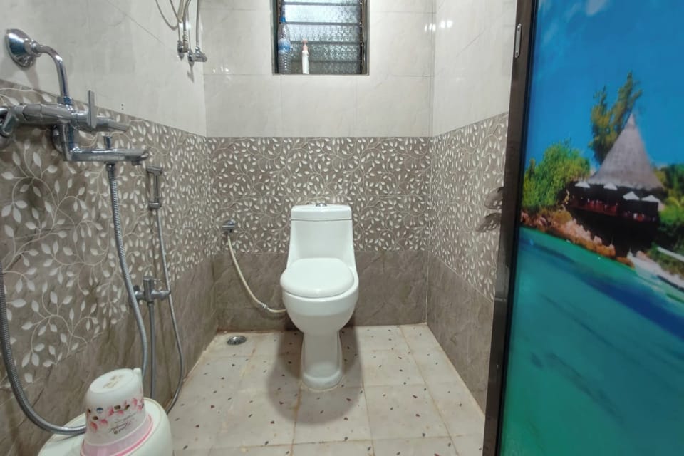 Deluxe Room, 1 Bedroom | Bathroom | Shower, rainfall showerhead, free toiletries, towels