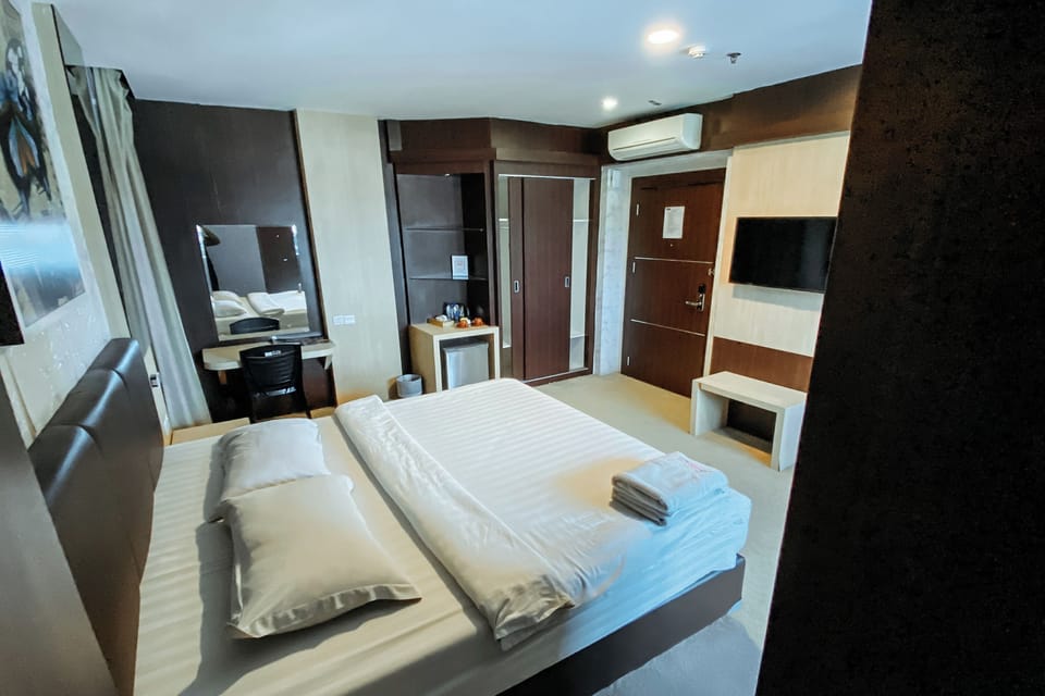 Suite | Minibar, desk, iron/ironing board (on request), WiFi (free)