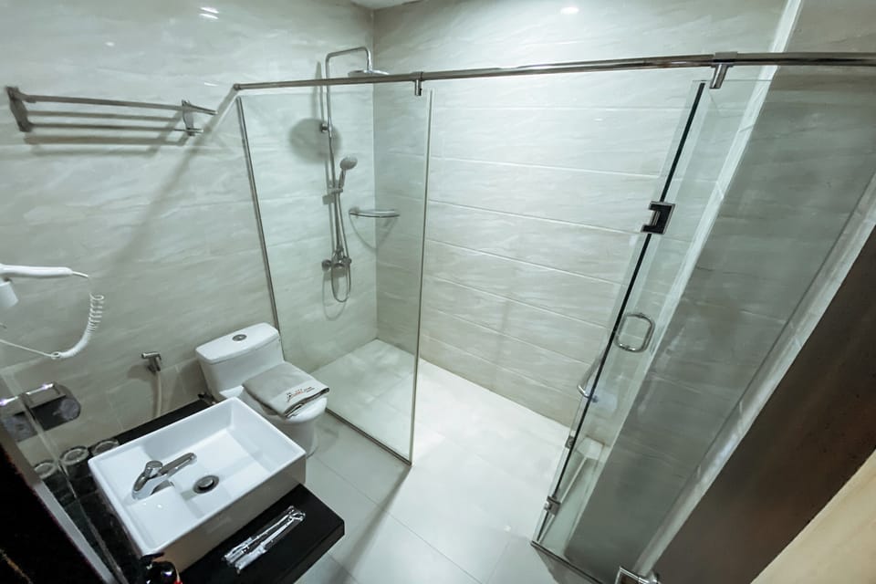 Shower, rainfall showerhead, free toiletries, slippers