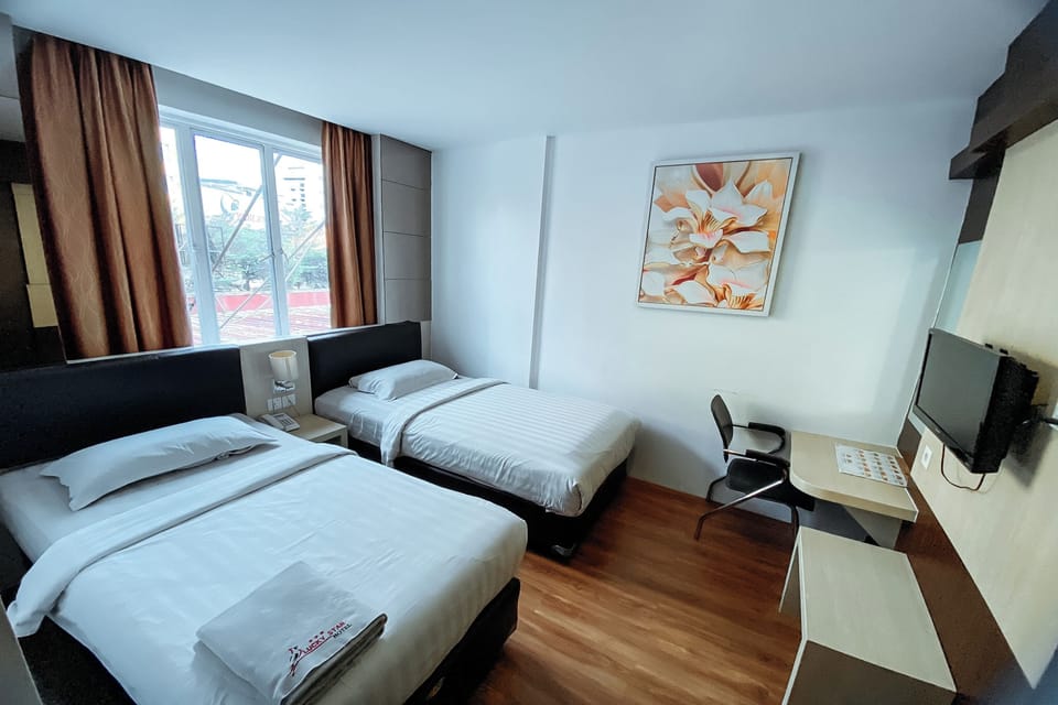Superior Twin Room | Minibar, desk, iron/ironing board (on request), WiFi (free)