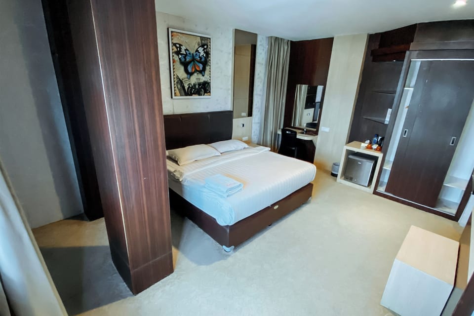 Suite | Minibar, desk, iron/ironing board (on request), WiFi (free)