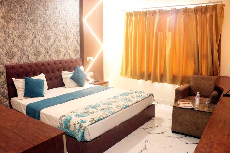 Deluxe Double or Twin Room | In-room safe, desk, laptop workspace, soundproofing