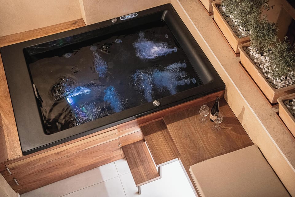 Apartment | Private spa tub