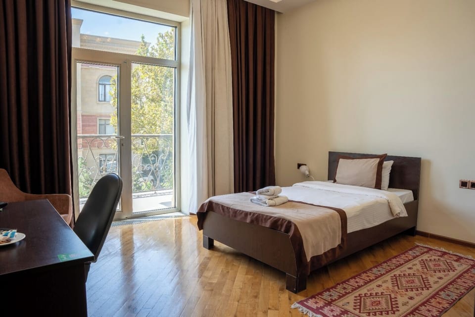 Laptop workspace, soundproofing, free WiFi, bed sheets