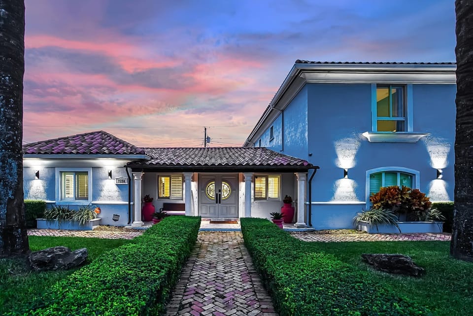 Perfect for groups of 11 people, this charming Miami vacation home features 5 bedrooms, 3 bathrooms, and a spacious layout for hosting you and your companions.