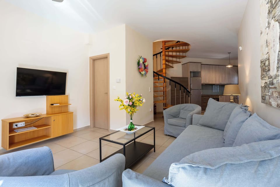 Interior of the room – Comfortable living room space with neutral tones, television, and relaxing atmosphere (Living room).