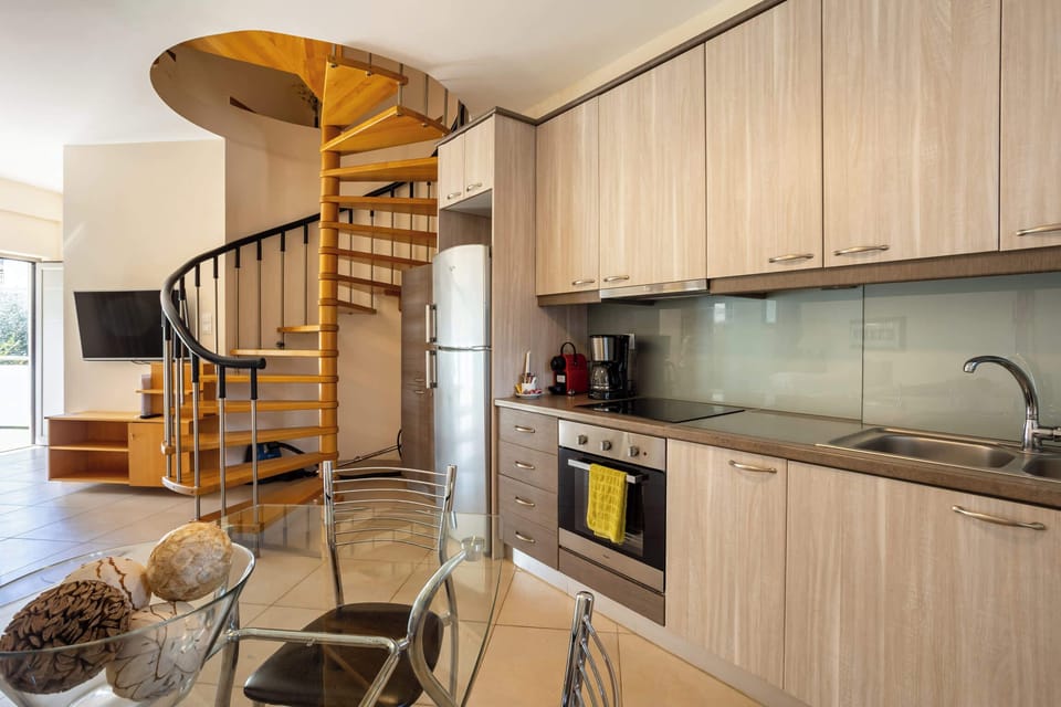 View of the interior – Bright kitchen with functional design, offering everything needed for meal preparation.