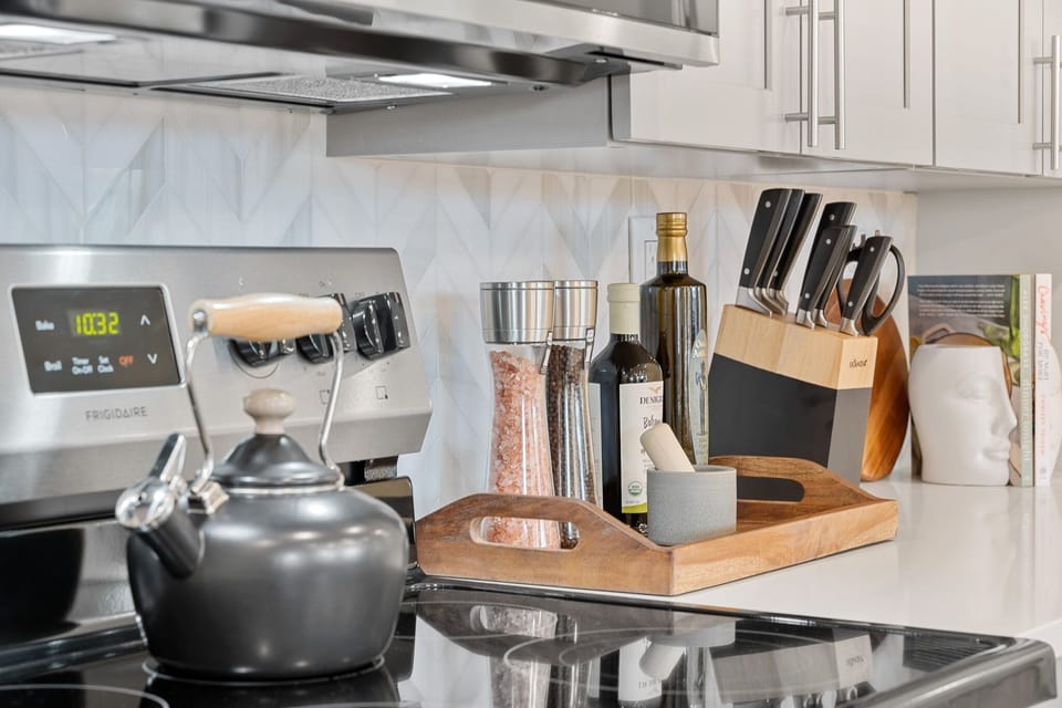Condo, 2 Bedrooms | Private kitchen | Fridge, oven, coffee/tea maker, toaster