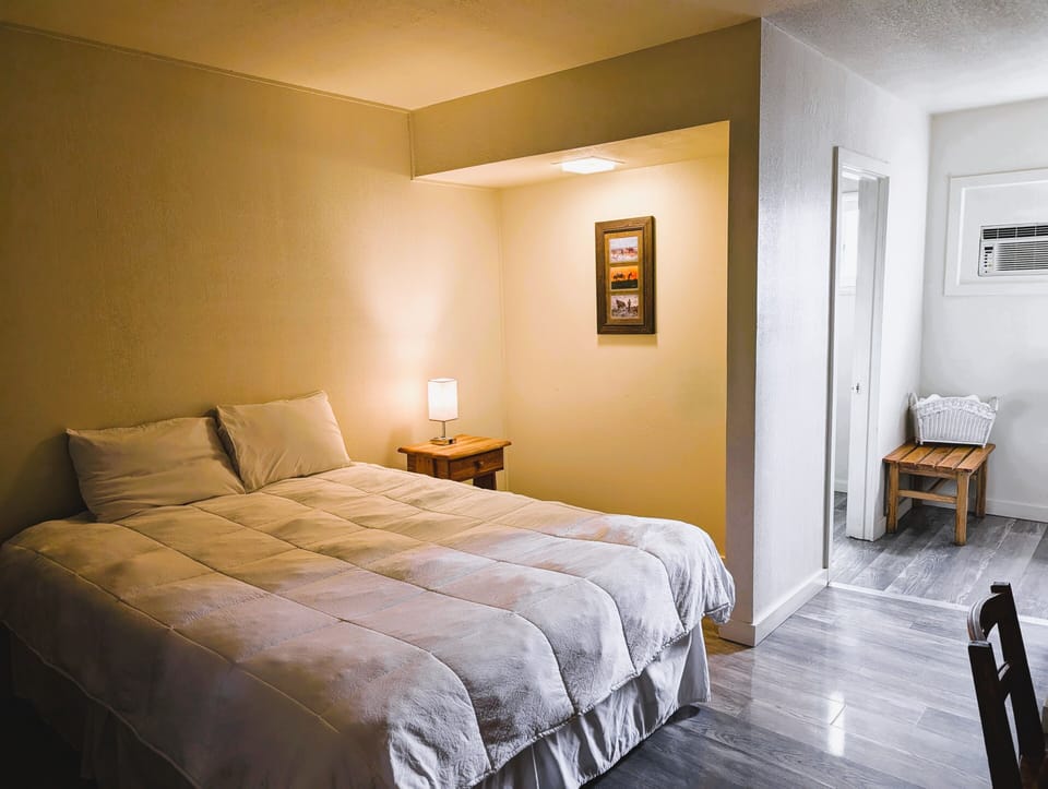 Single Room, 1 Queen Bed, Non Smoking | Desk, free rollaway beds, free WiFi, bed sheets