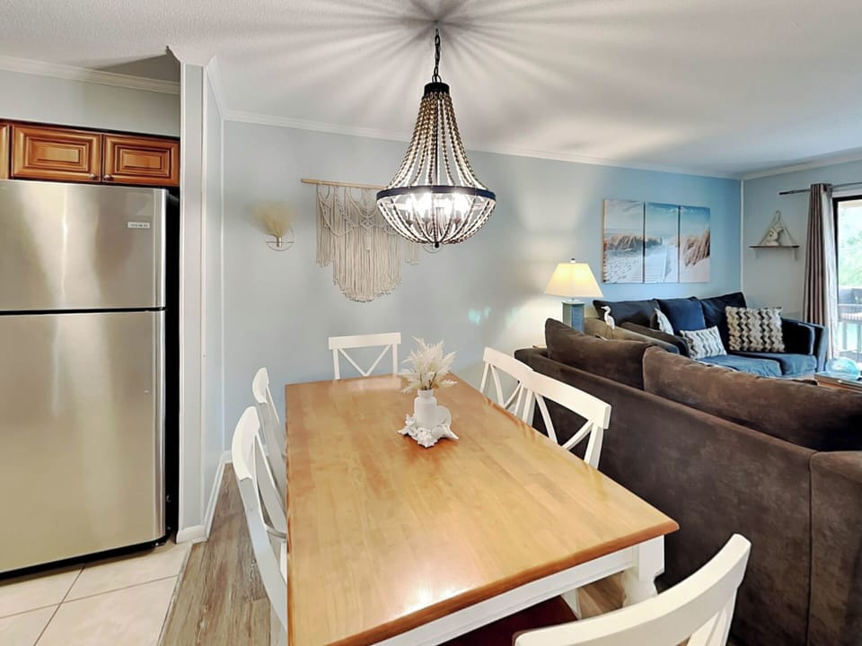 Dining Table w. Seating for 6