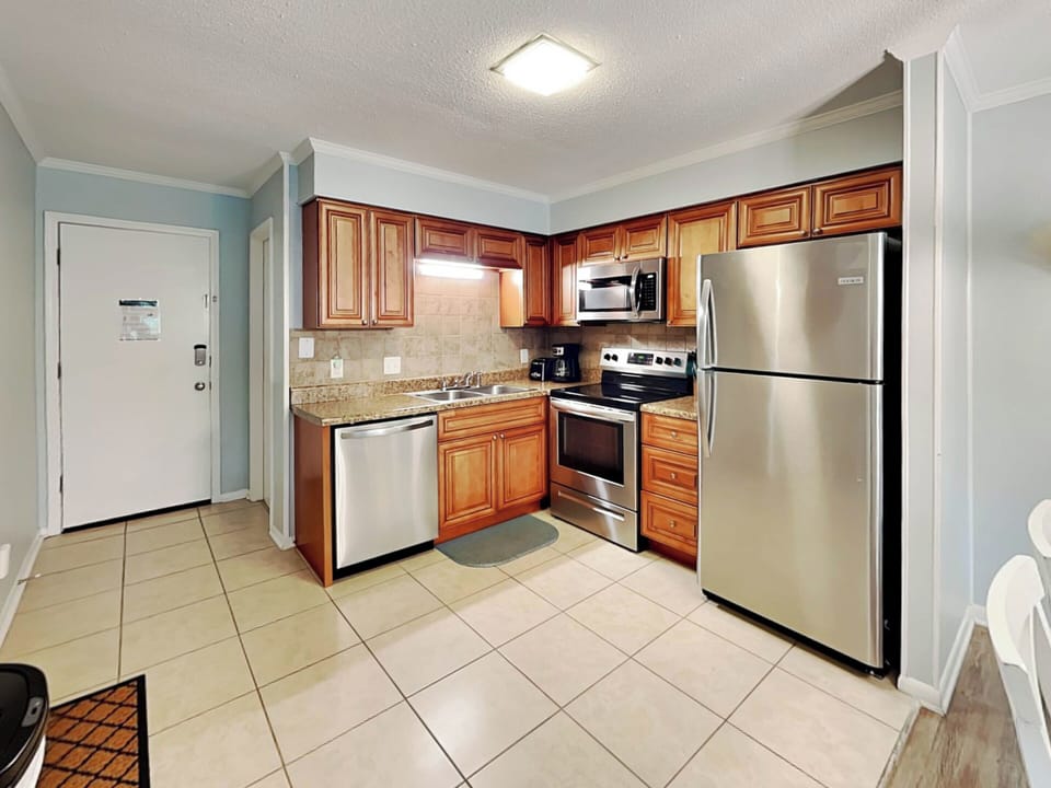 Open Full Kitchen w. Stainless Steel Appliances