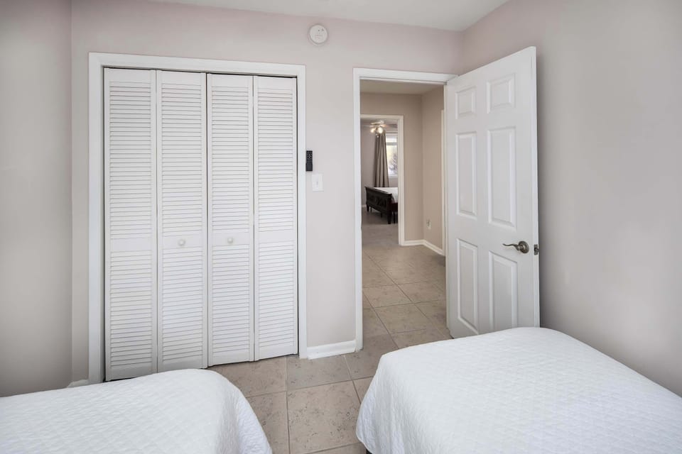 Third bedroom with two twin beds