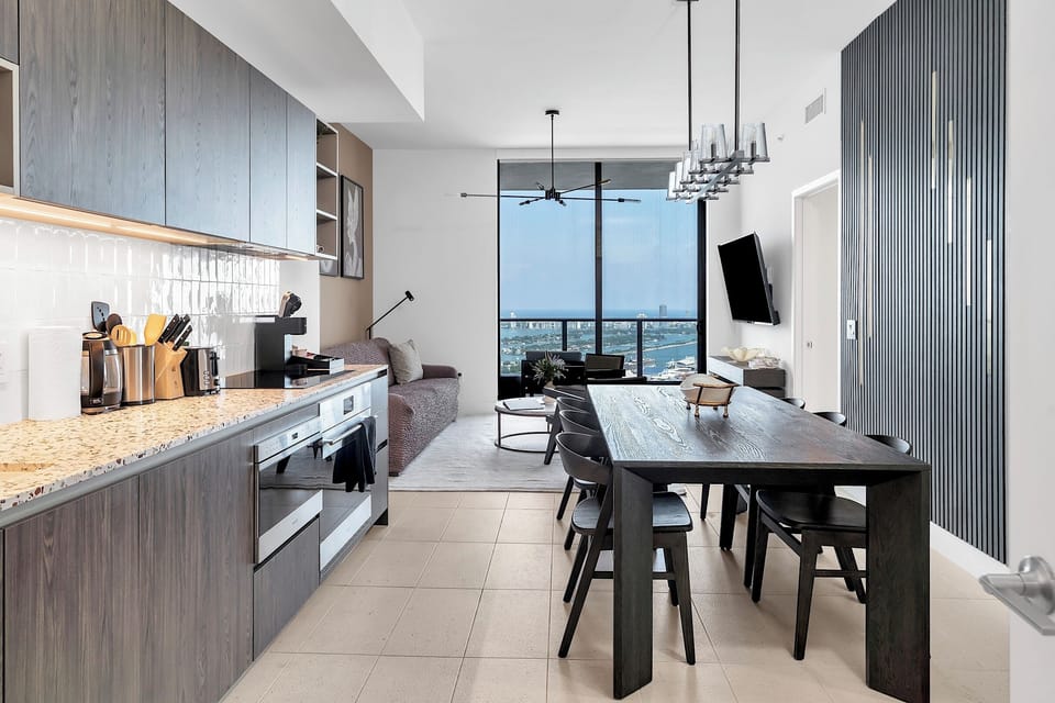 The dining area includes a large table and 6 chairs.