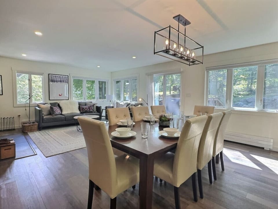 Bright dining space with open access to the living room.