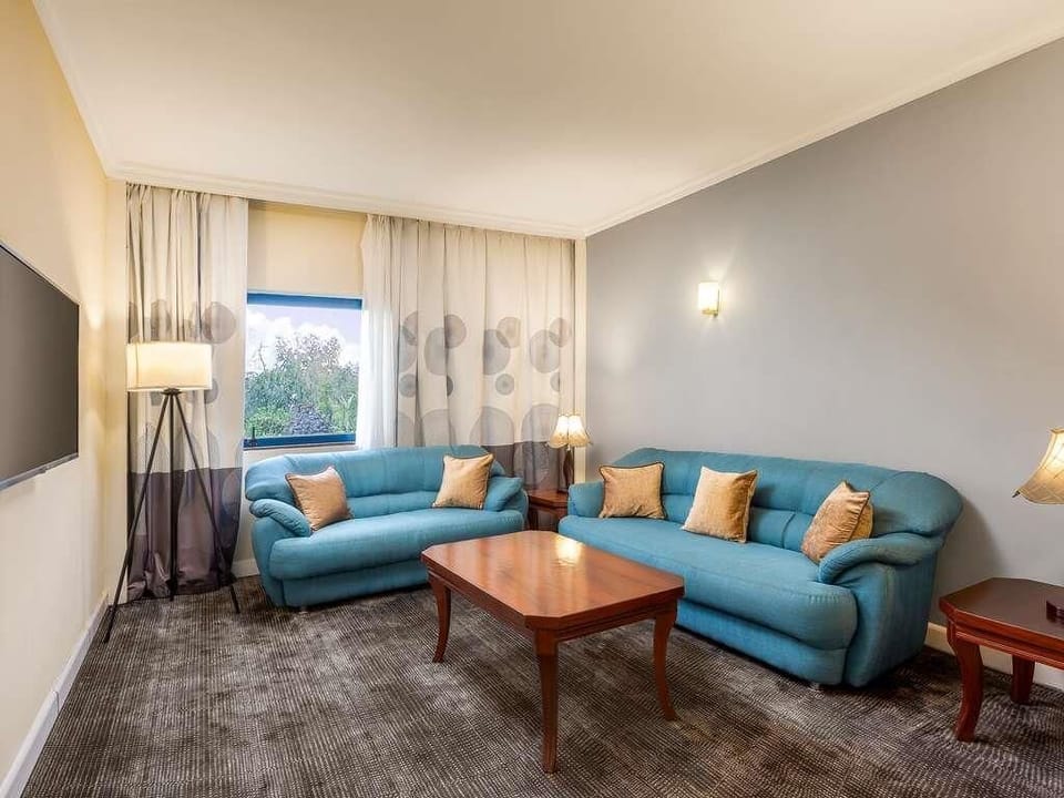 Executive Suite, 1 Double Bed, Connecting Rooms | Premium bedding, minibar, in-room safe, desk