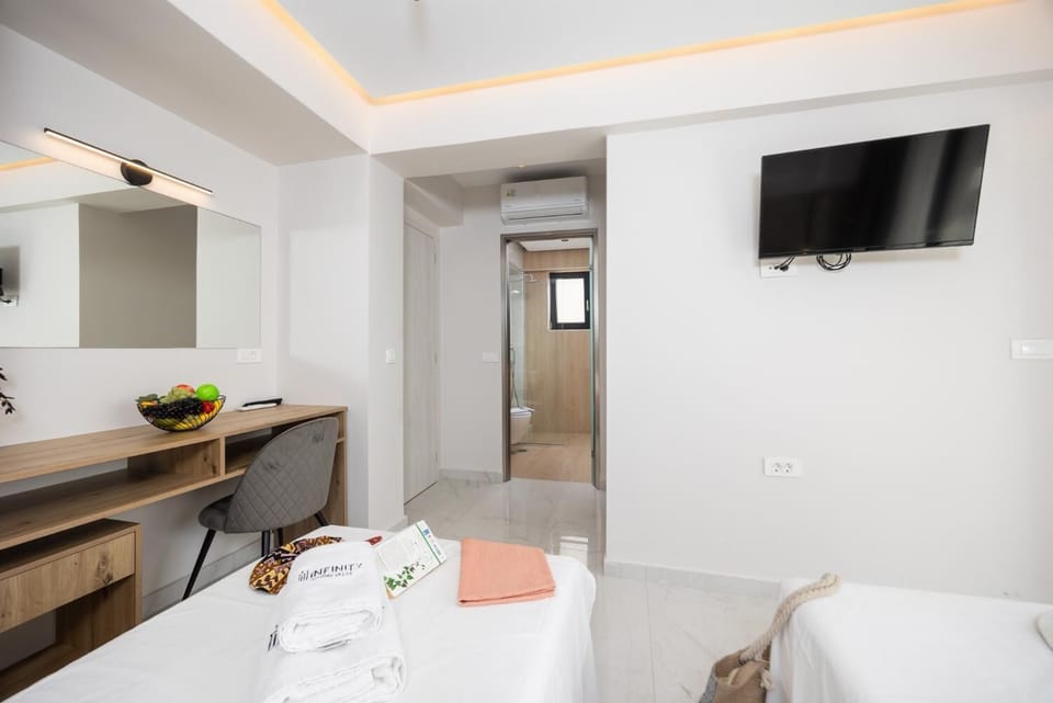 Twin bedroom with en suite bathroom and A/C