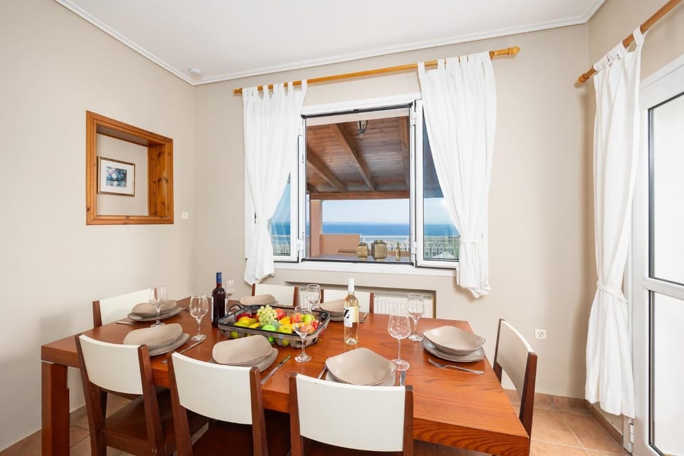 Equipped kitchen with dining area