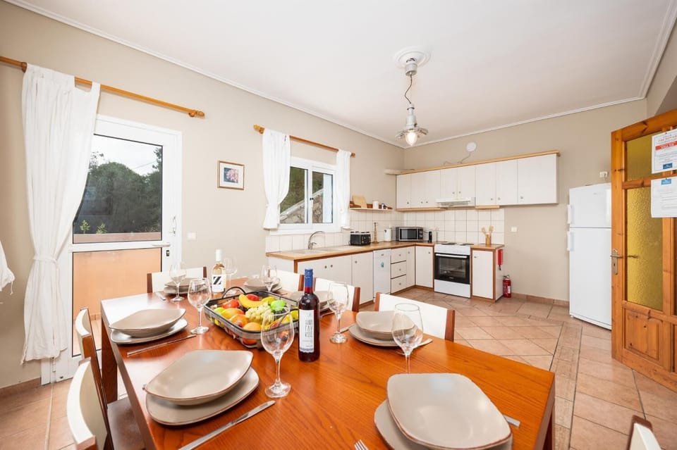 Equipped kitchen with dining area