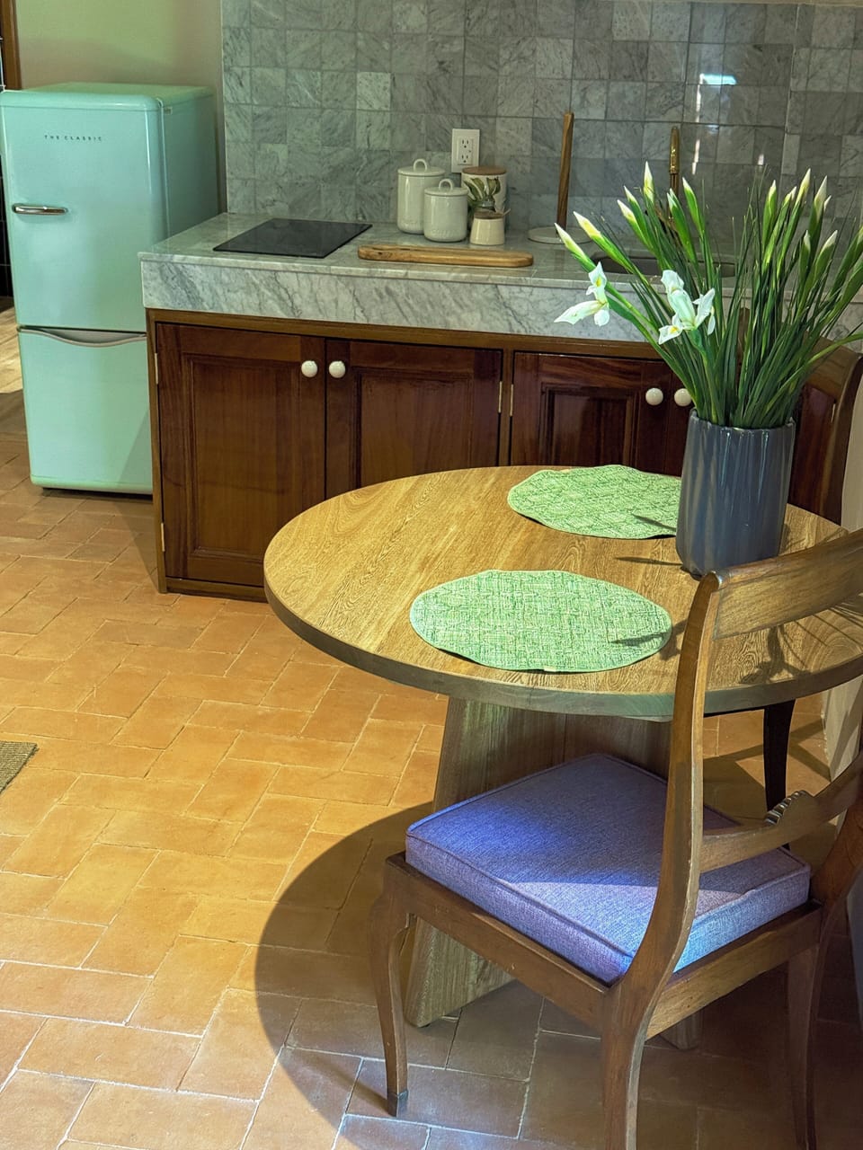 Premium Room | Private kitchen | Fridge, microwave, stovetop, cookware/dishes/utensils