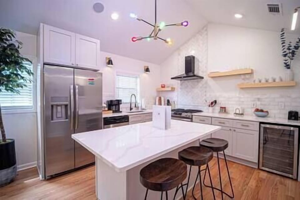 Step into a kitchen that’s as vibrant as it is elegant!
