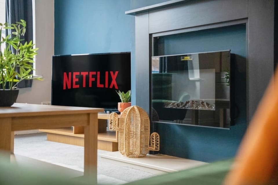 Spacious living room equipped with a SMART TV with Netflix, an indoor fireplace and plenty of space to sit down and relax. 