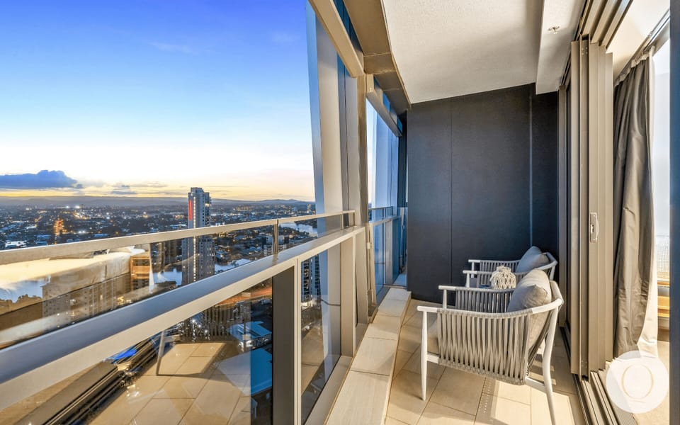 Enjoy your morning coffee in our spacious balcony with the river/the city views