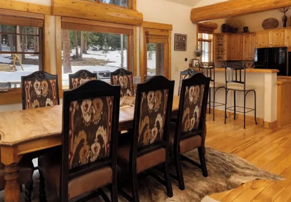 Dining room.
