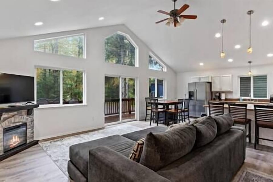 Spacious Upstairs Living Room (2)