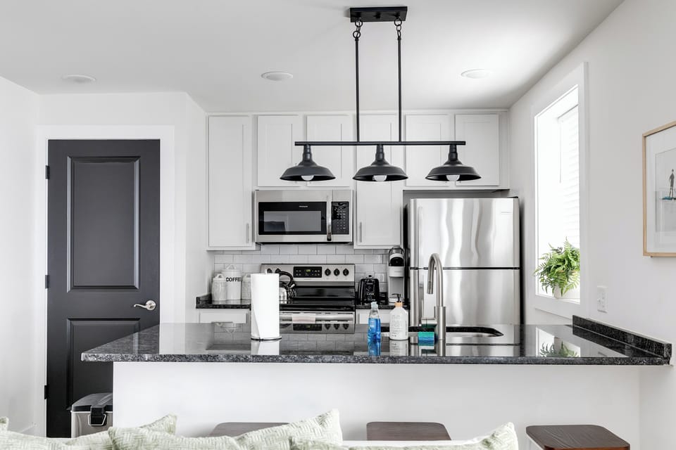 Full Kitchen: Modern elegance meets culinary adventure in this stylish space!