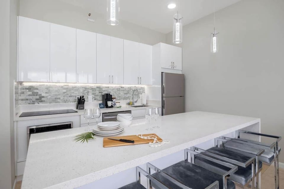 Breakfast bar with 4 chairs