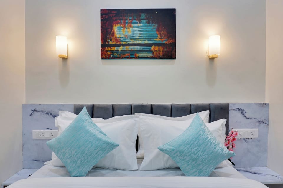 Classic Double Room | Desk, laptop workspace, blackout drapes, iron/ironing board