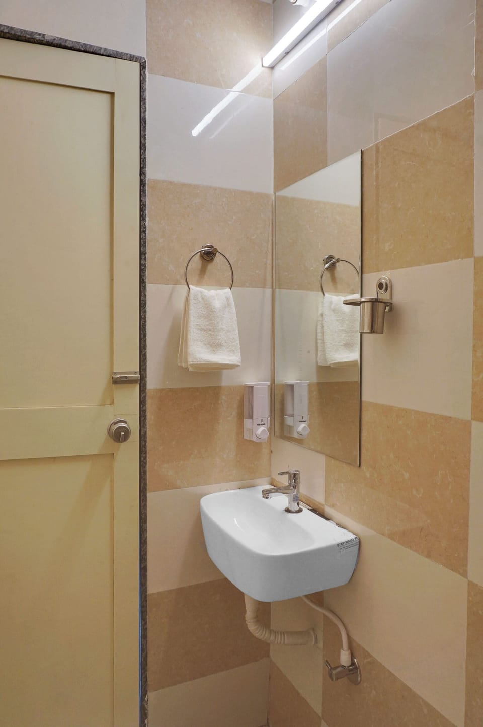 Classic Double Room | Bathroom | Free toiletries, towels, soap, shampoo