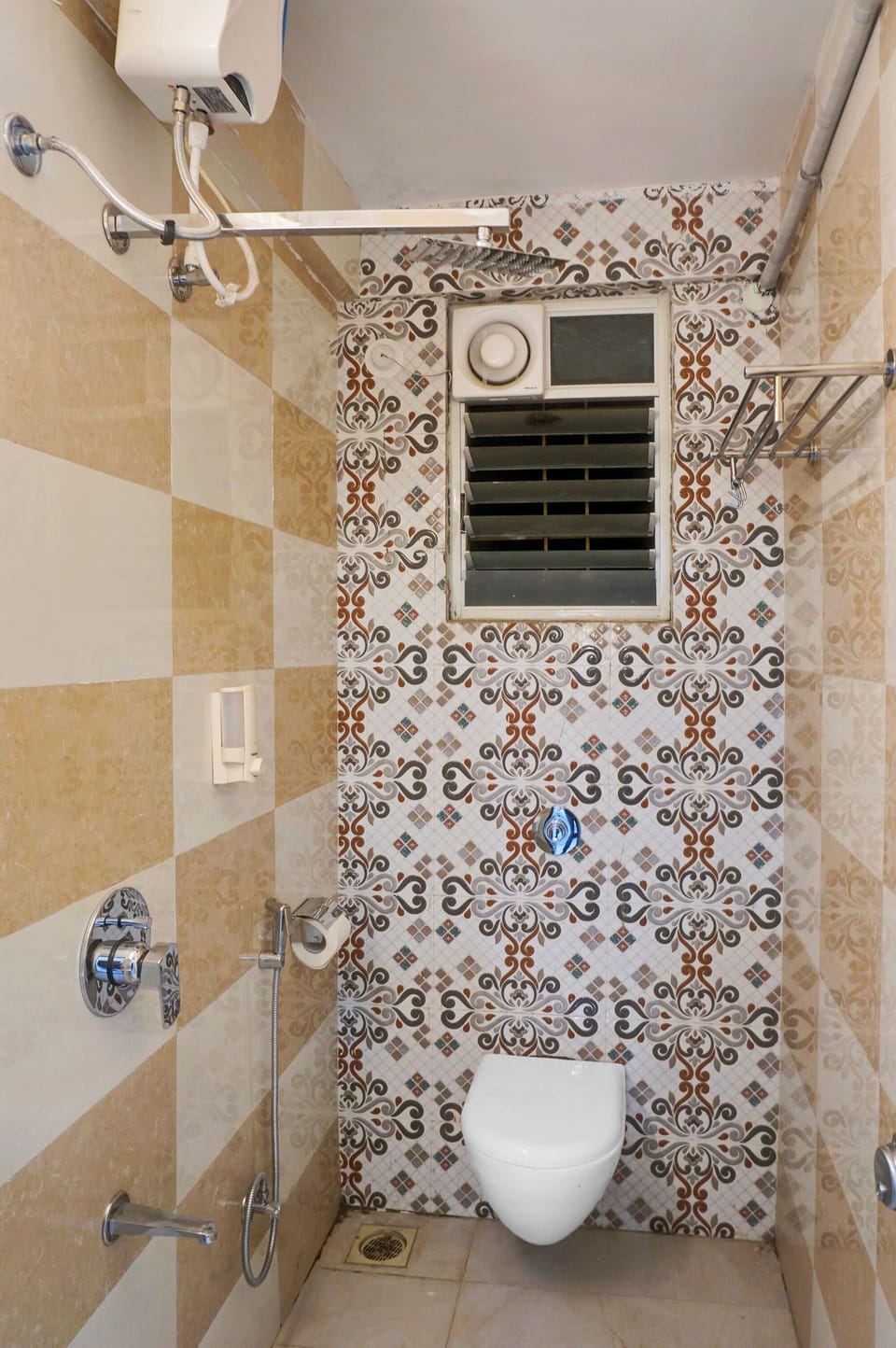 Classic Double Room | Bathroom | Free toiletries, towels, soap, shampoo