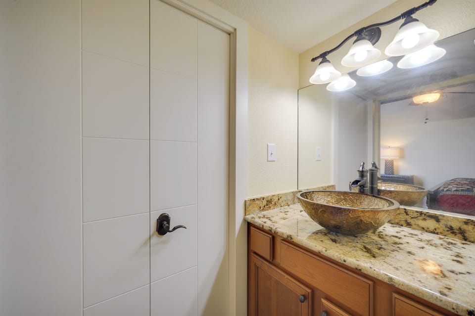 Full Bathroom | Towels Provided | 3rd Floor