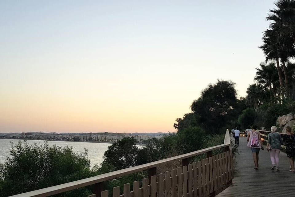 A continuación de paseo marítimo, senda  litoral. Próximo a los apartamentos.