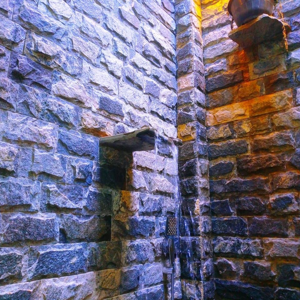 Deluxe Double or Twin Room, Balcony | Bathroom | Shower, towels, soap, shampoo