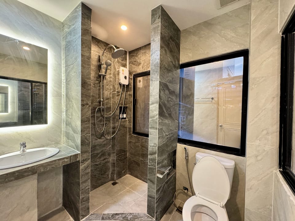 Superior Room, 1 Queen Bed with Sofa bed | Bathroom | Shower, hydromassage showerhead, hair dryer, bidet
