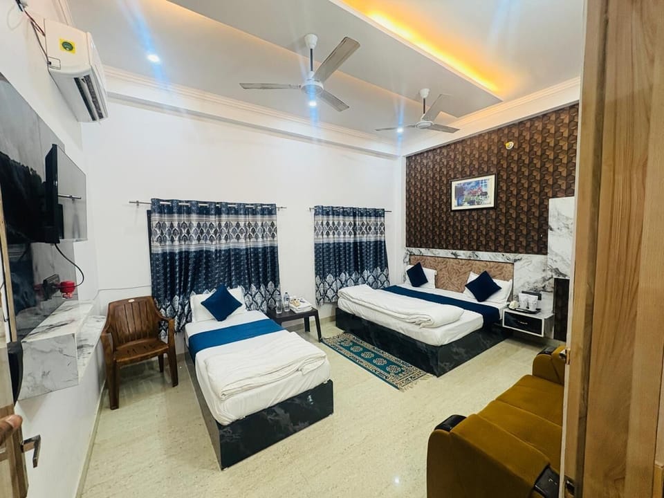 Deluxe Triple Room | Egyptian cotton sheets, premium bedding, down comforters, desk