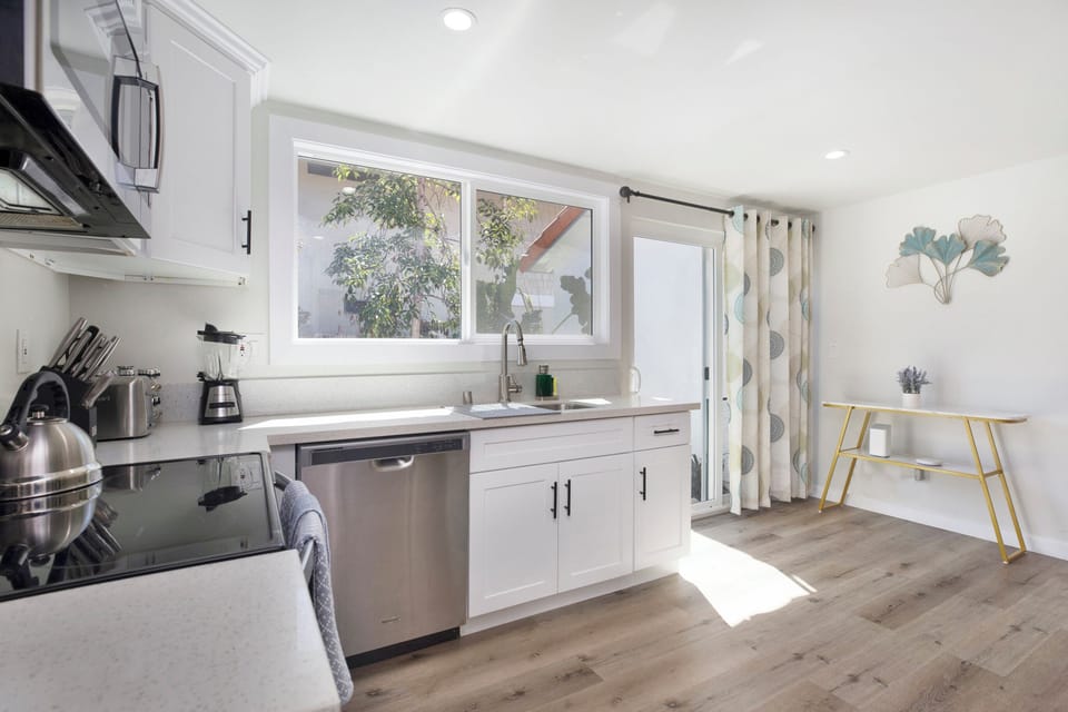 Fully upgraded kitchen with top of line appliances, utensils and cutlery