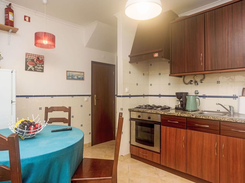 Cabinetry, Furniture, Countertop, Property, Kitchen Stove, Wood, Sink, Interior Design, Lighting, Tablecloth
