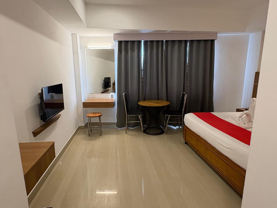 Deluxe Double Room | Living area | 32-inch LED TV with cable channels