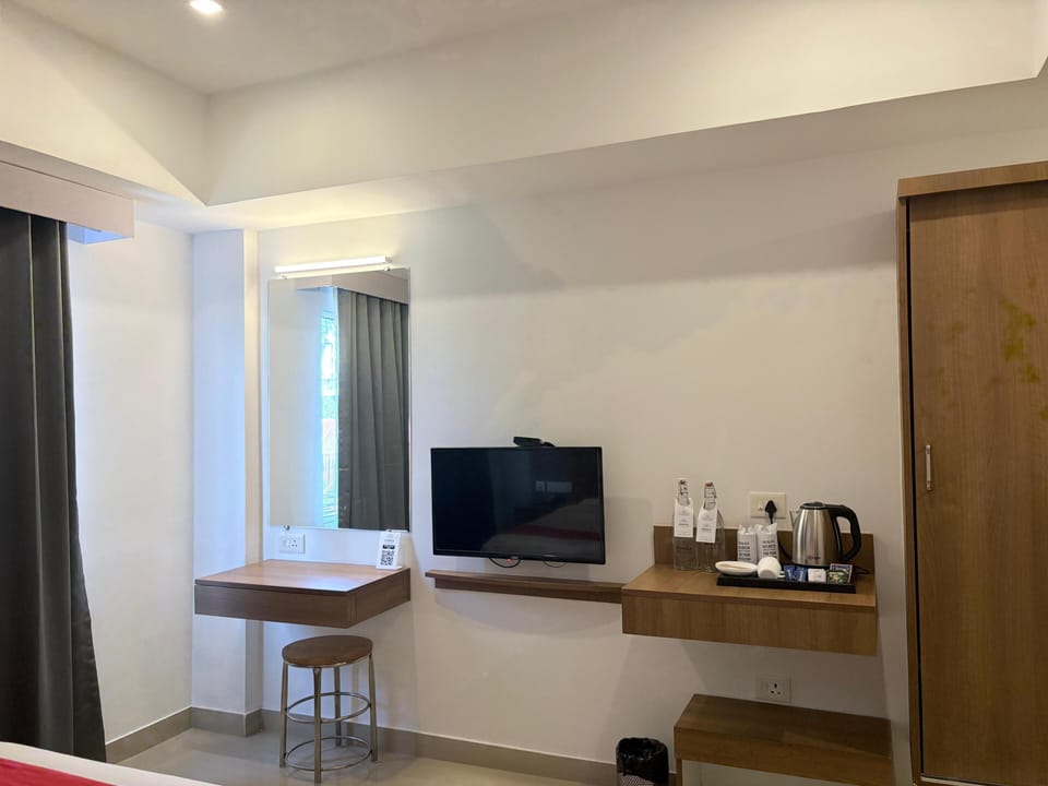 Executive Double Room | Living area | 32-inch LED TV with cable channels