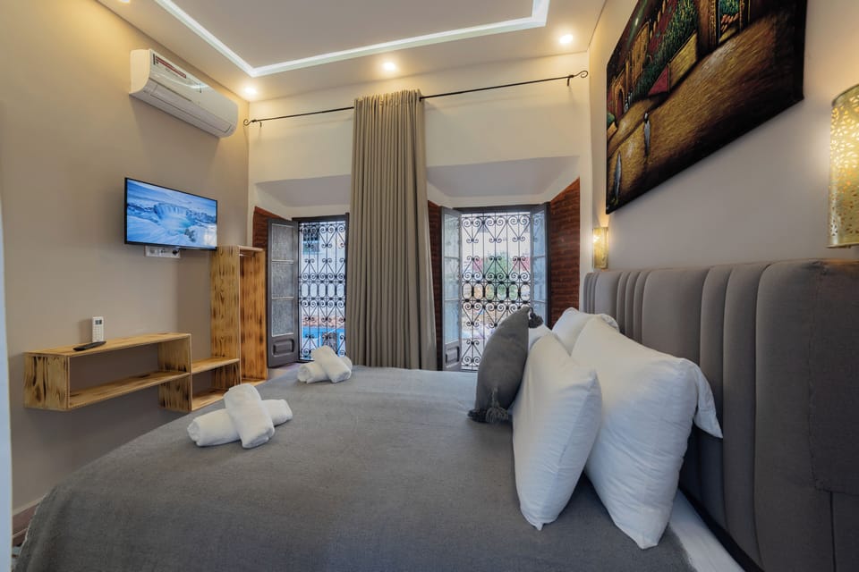 Room 4 | Premium bedding, WiFi (free), bed sheets