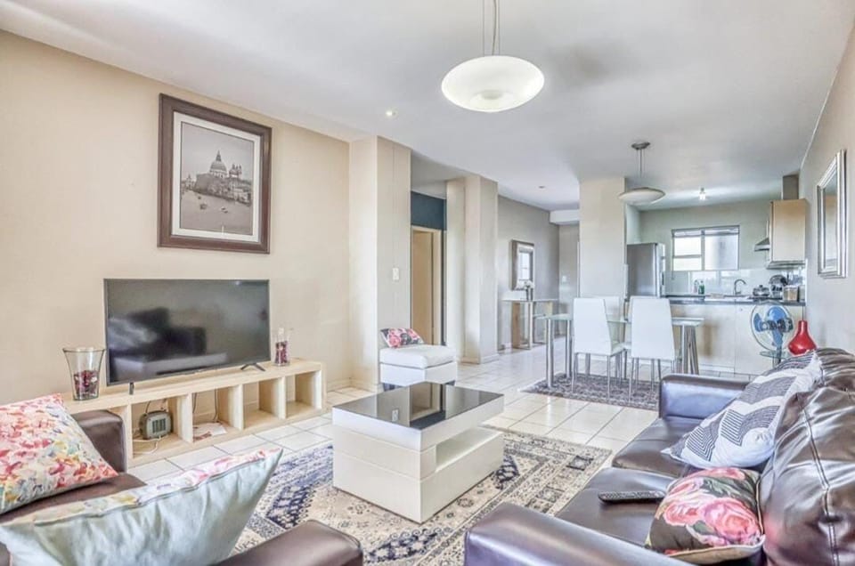 Deluxe Apartment | Living area | Flat-screen TV