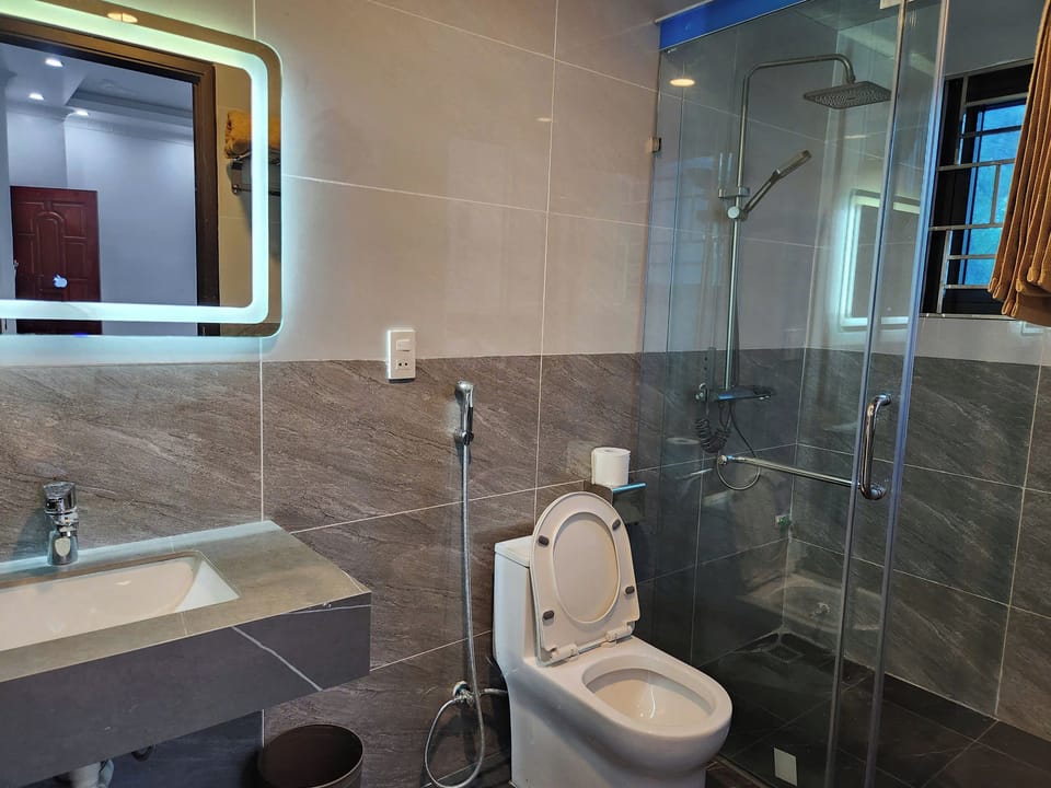 Basic Quadruple Room | Bathroom | Hydromassage showerhead, free toiletries, hair dryer, slippers