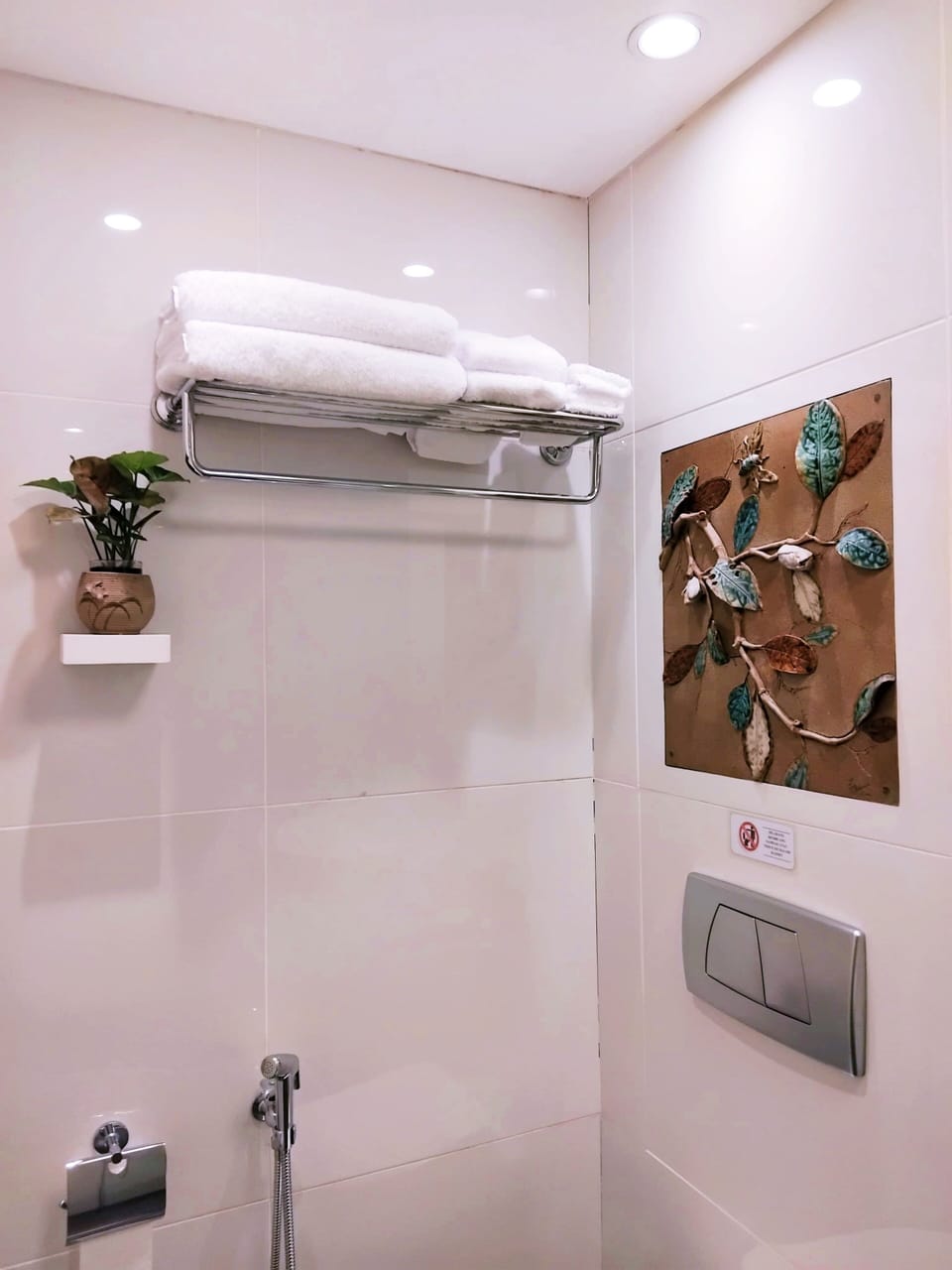 Deluxe Double Room, 1 Queen Bed | Bathroom | Free toiletries, hair dryer, slippers, towels