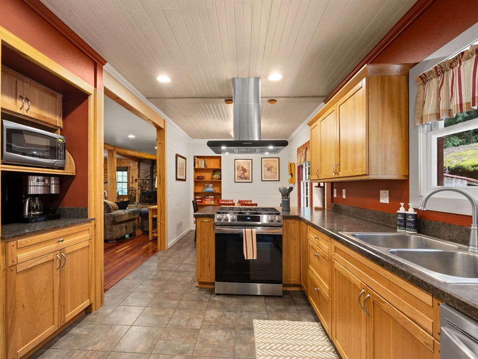 This fully equipped kitchen has everything you need. Enjoy cooking and connecting in this inviting space. Make memories around the table!