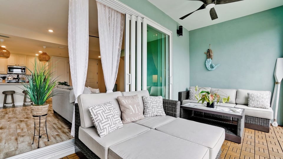 Sunroom - Relaxing spot on the Sun Porch.