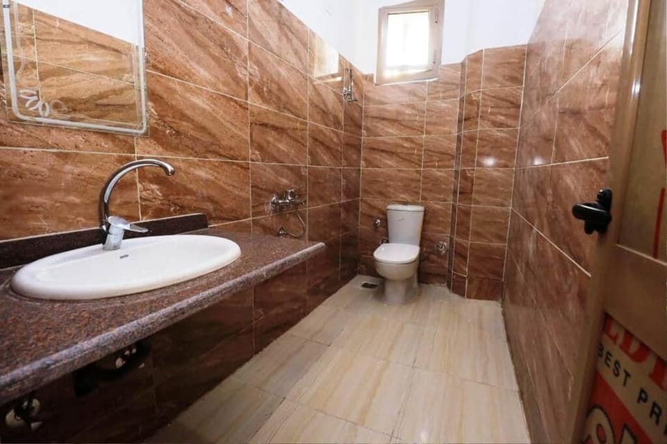 Combined shower/tub, bidet, towels, soap