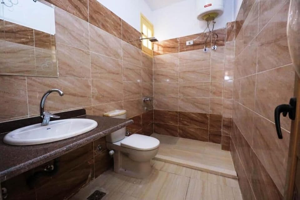Combined shower/tub, bidet, towels, soap